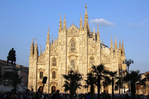 Milano Duomo kyrka i den skymning sunshine hjälpsam, Italien — Stockfoto