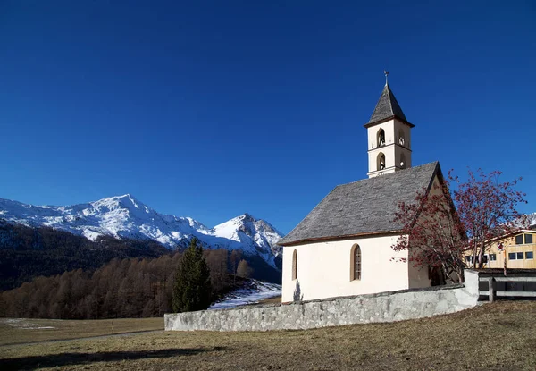 Aldeia capela em Val Muestair, Suíça — Fotografia de Stock