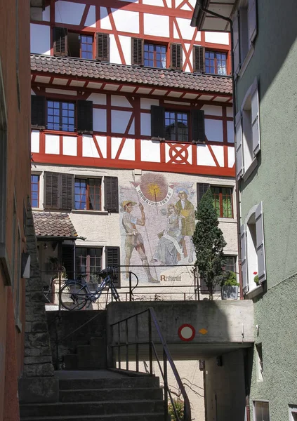 Cidade velha suíça Baden: casas de madeira e relógio de sol — Fotografia de Stock