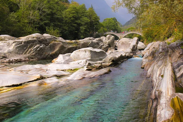 Río Verzsaca y puente romano, Ticino, Suiza — Foto de Stock