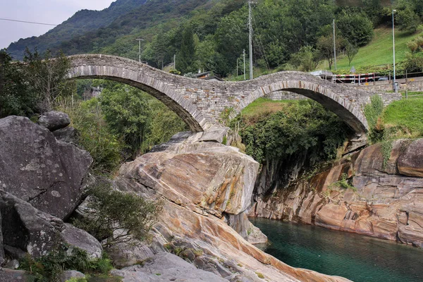 Römische Steinbrücke ponte dei salti über den Fluss verzasca, Schweiz — Stockfoto