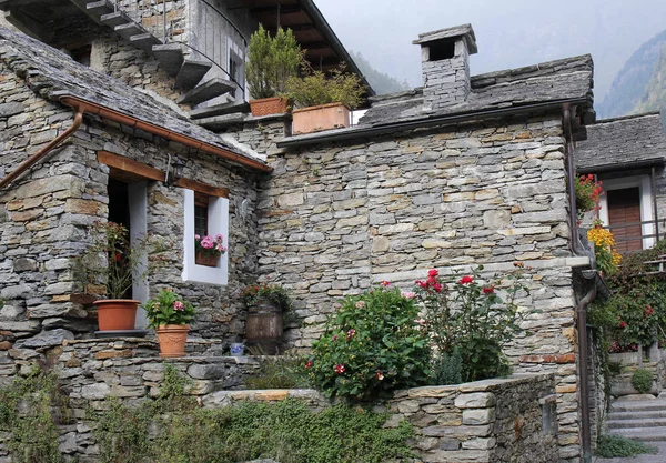 Stone village in Sonogno,, Zwitserland — Stockfoto