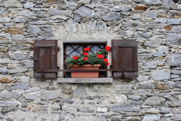 Finestra con geranio rosso, Sonogno,, Svizzera — Foto Stock