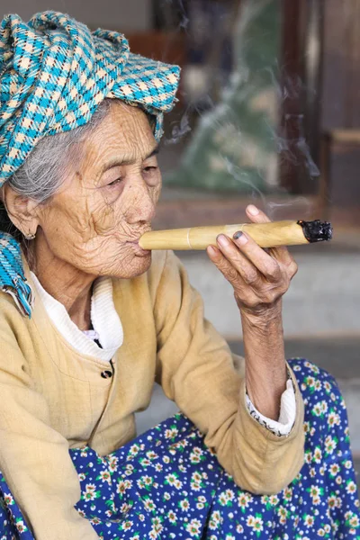 늙은 여자는 미얀마에서 큰 시가 담배 — 스톡 사진