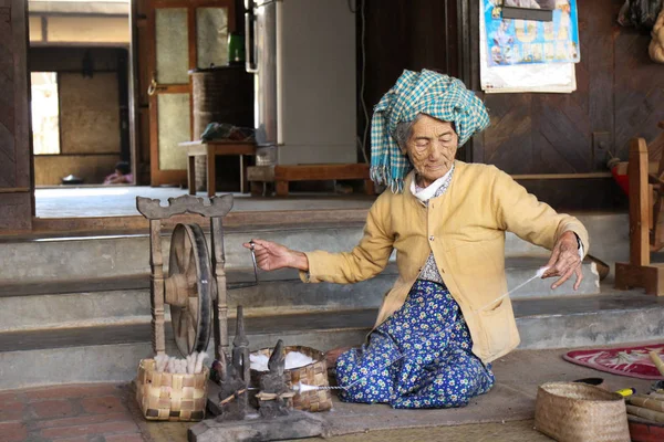 Vieille femme au Myanmar travaille sur spin wheel — Photo