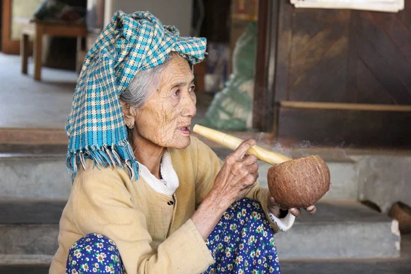 Gammal kvinna röker en stor cigarr i Myanmar — Stockfoto