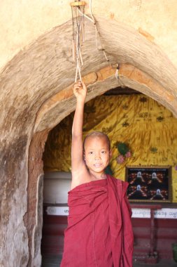 Küçük acemi keşiş mutlu halkaları çan Bagan, Myanmar