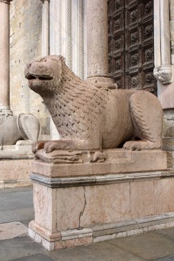 taş aslan heykeli önünde Parma Katedrali (Duomo), İtalya
