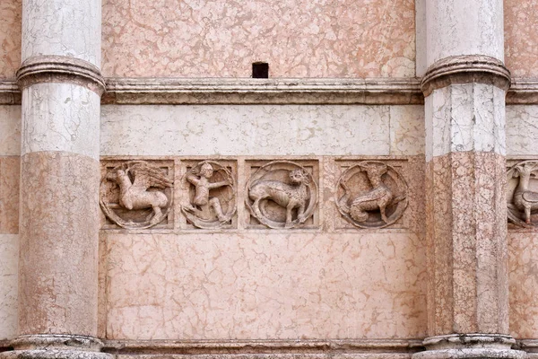 O exterior de Verona mármore rosa de Parma Baptistery, Parma, Itália — Fotografia de Stock