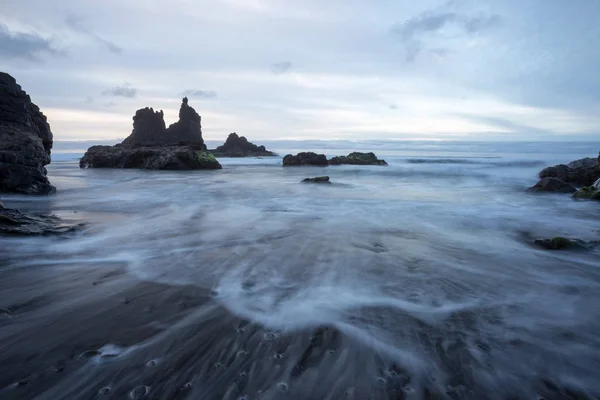 Tenerife tengerpart rock formáció a kora esti órákban — Stock Fotó
