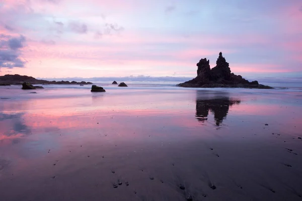 Côte de Tenerife avec formation de rochers au coucher du soleil — Photo