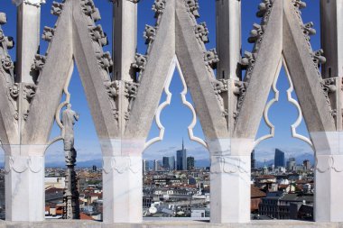 Milan şehir ile ticari alan Milan Katedrali Duomo görüntülendi