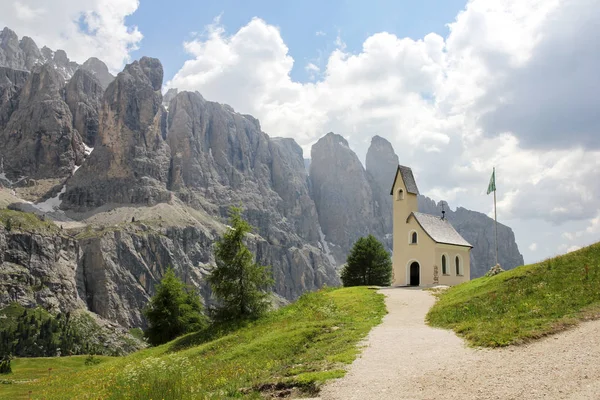 Chapel on the Dolomites mountain, South Tirol, Italy — Stock Photo, Image