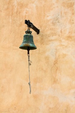 Duvardaki bir köyü kilise Bell