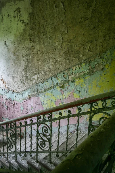 Urbex-在一个废弃的房子的楼梯 — 图库照片