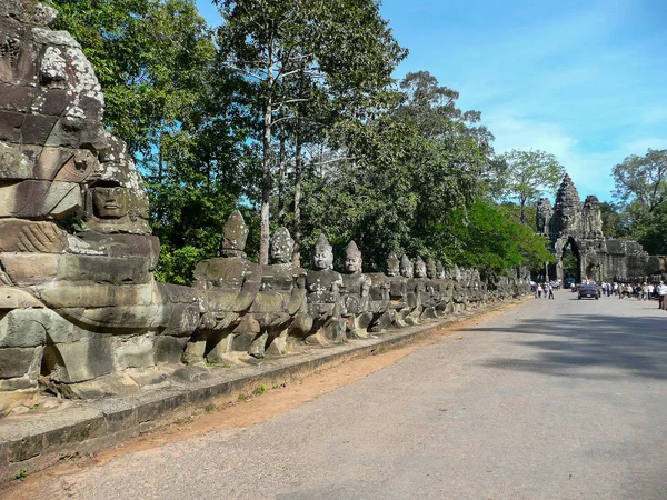 Avenue to the South Gate of Angkor Thom. Siem Reap, Cambodia — Stock Photo, Image