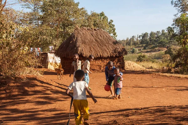 Děti si hrají v africké vesnici, Tanzanie — Stock fotografie