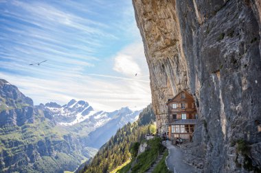 Ebenalp ile onun ünlü cliff Inn Aescher, İsviçre