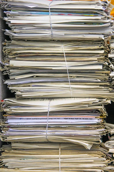 Vieille pile de journaux en attente de recyclage — Photo