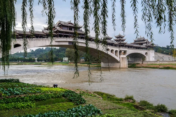 Überdachte Brücke in Huanglongxi, Sichuan, China — Stockfoto
