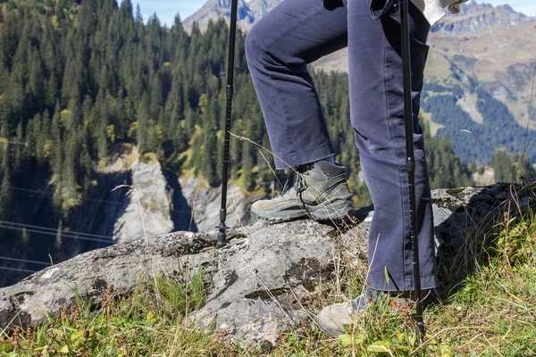 Mädchen wandert im Sommer auf den Gipfel. — Stockfoto