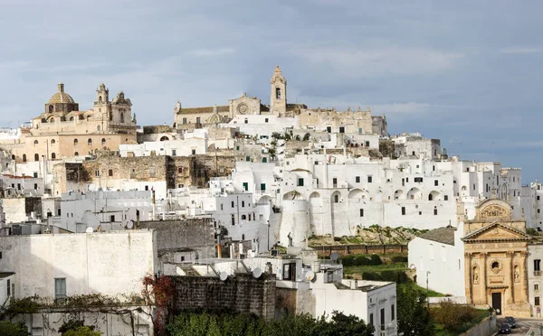 Średniowieczne białego miasta Ostuni, Apulia, Włochy — Zdjęcie stockowe