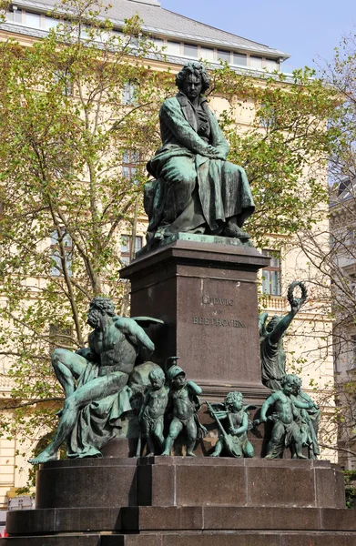 Statue of the musician Ludwig van Beethoven in Vienna, Austria — Stock Photo, Image