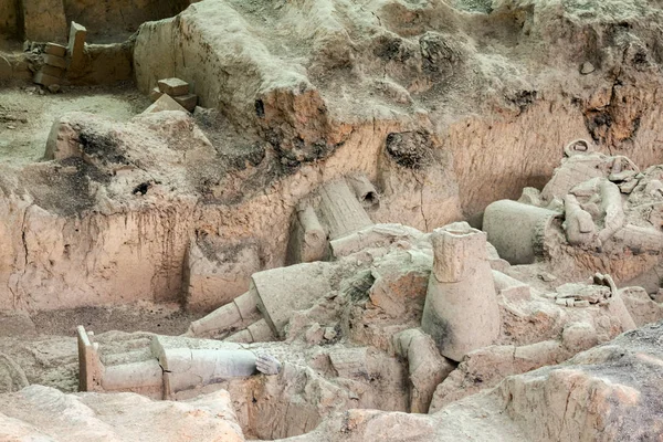 El Ejército de Terracota o los Guerreros de Terra Cotta en su estado original cuando fueron desenterrados —  Fotos de Stock