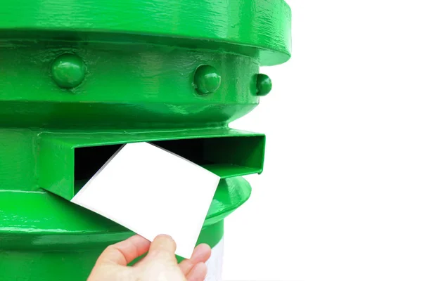 Briefkasten mit einer Hand, die eine Postkarte wirft (mit Schnittpfad für kreative Montage) — Stockfoto