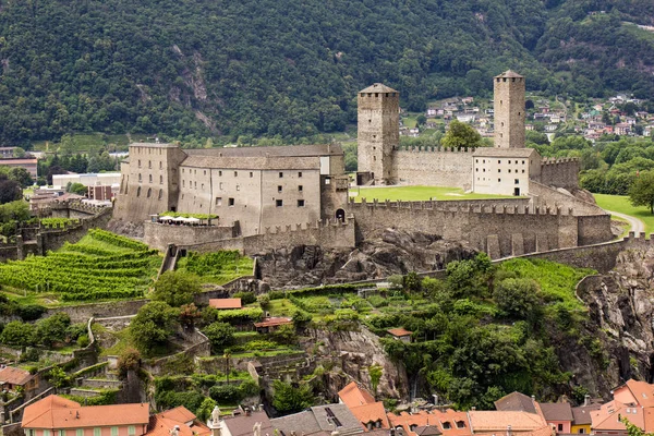 Keskiaikainen linna Castelgrande, Bellinzona, Canto Ticino, Sveitsi — kuvapankkivalokuva