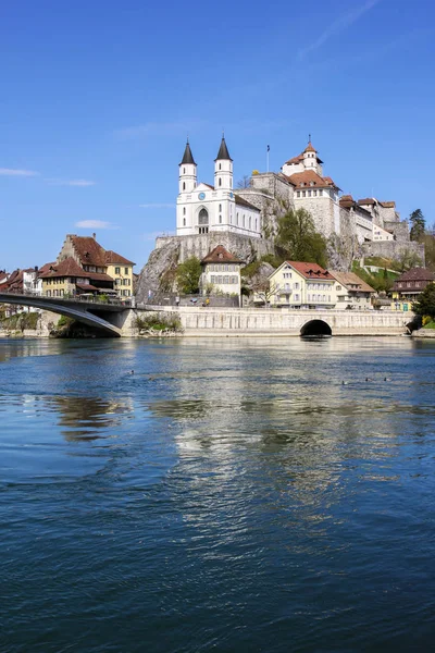 İsviçre, Aargau Kantonu 'ndaki Aare Nehri üzerindeki Aarburg Şatosu — Stok fotoğraf