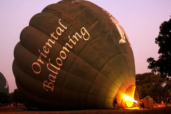 Hot-air ballonger rida förberedelse, Bagan, Myanmar — Stockfoto