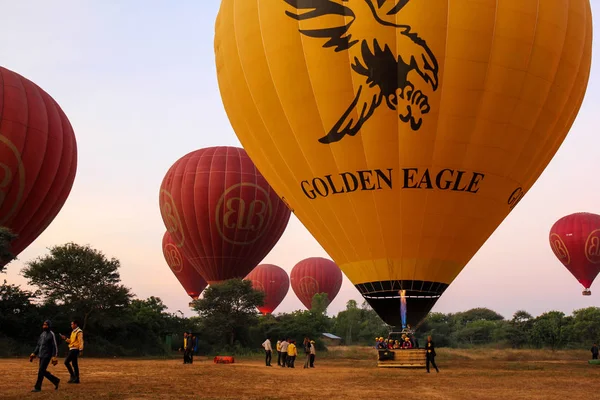 Hot-air ballonger redo att ta i gryningen för flygning över pagoderna i Bagan — Stockfoto