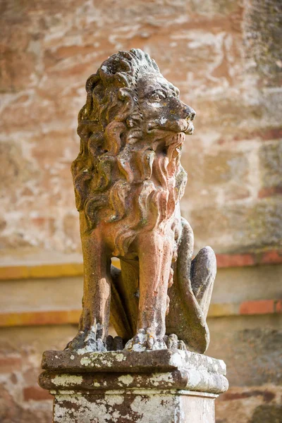 Statue de lion de grès flétri — Photo