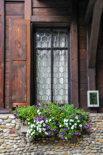 Holzfenster mit Blumen — Stockfoto