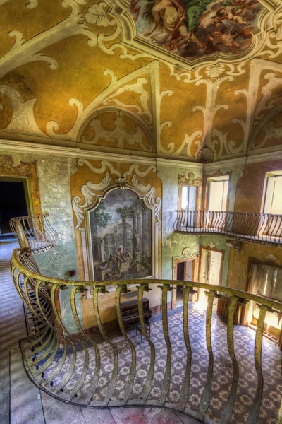 Terk edilmiş villa Sbertoli - giriş holü, Toscany, İtalya — Stok fotoğraf