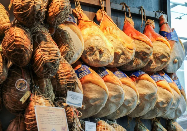 Parma skinka som säljs i butiker. — Stockfoto