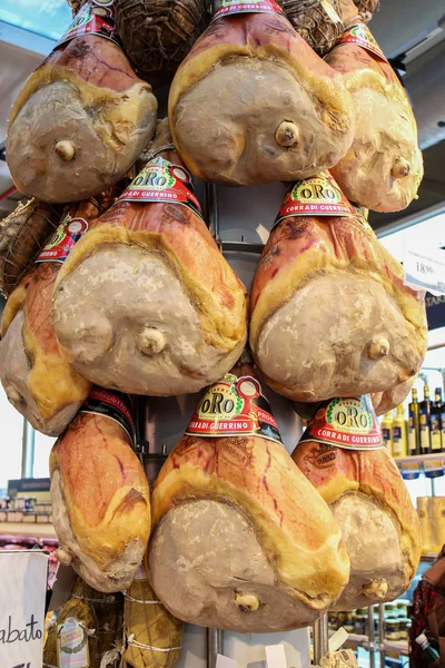 Mağazalar satılan Parma jambon. — Stok fotoğraf