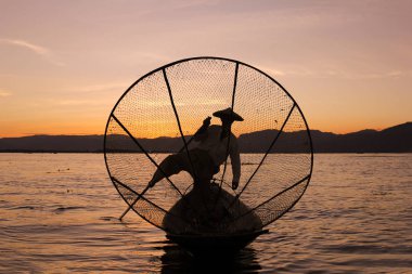Gün batımında, Myanmar Inle Gölü balıkçı.