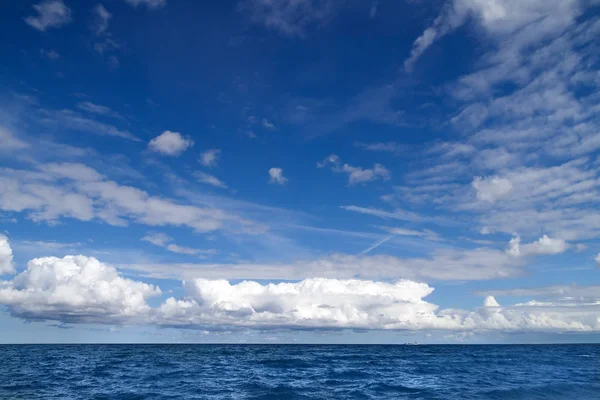 海面上蓝蓝的天空下的水 — 图库照片