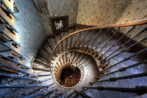 废弃房屋中的螺旋形楼梯 — 图库照片