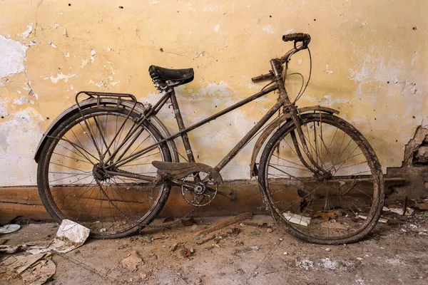 Vecchia bici abbandonata — Foto Stock