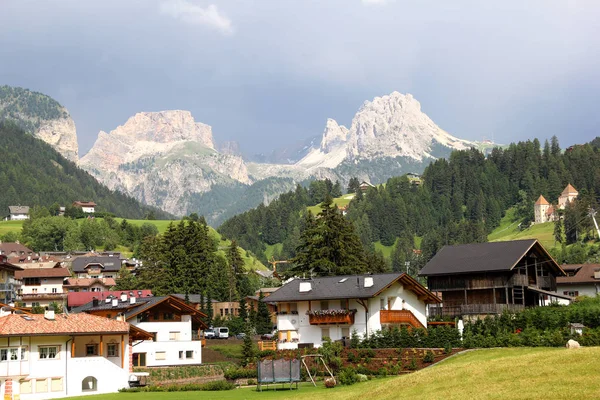 Pueblos en la montaña Dolomita —  Fotos de Stock