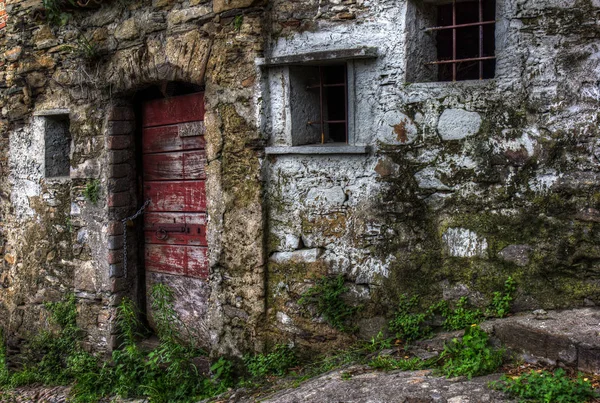 Abandonada casa de pedra construída em uma colina — Fotografia de Stock