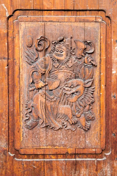 Porta de madeira chinesa tradicional com escultura em arte marcial — Fotografia de Stock