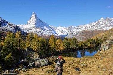 Uzun yürüyüşe çıkan kimse Matterhorn, İsviçre fotoğraf çekimi