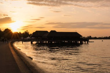 Arkadan aydınlatmalı günbatımı saat banyo Hut üzerinde Konstanz Gölü, Rorschach, İsviçre