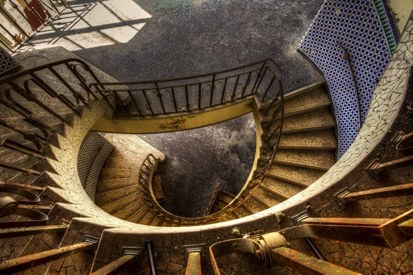 A csigalépcsőn egy elhagyott mecset belseje — Stock Fotó