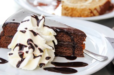 Viyana tatlılar özel: Sacher kek dekoratif krema ile