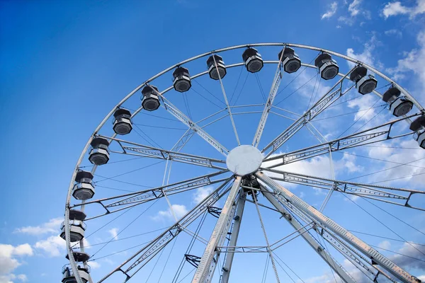 Pariserhjul under blå himmel — Stockfoto